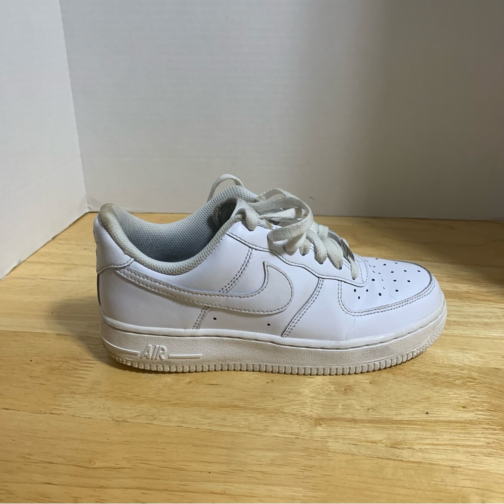 Nike Air Force 1 07 Triple White Womens Sneakers Size 7 DD8959-100